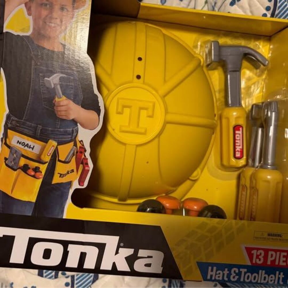 Brand *NEW* Tonka Hat & Toolbelt 13
Piece Set With Buildable Workbench, Toys